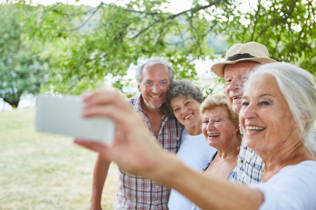 Personnes qui voyagent en groupe