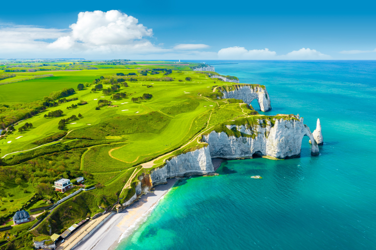 Vue aérienne des falaises d'Étretat